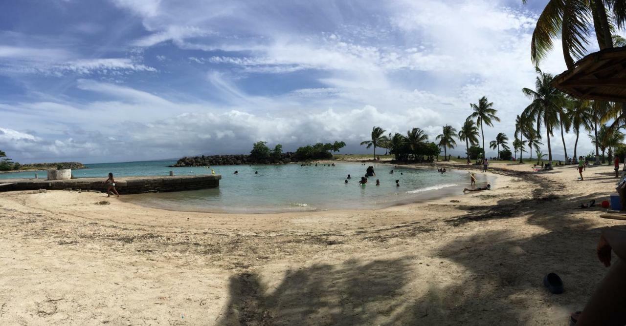 Apart Mango Baie-Mahault Bagian luar foto